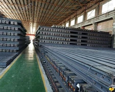新疆销售50公斤轨道钢轨 50公斤道轨品种众多 中翔道轨专业工厂