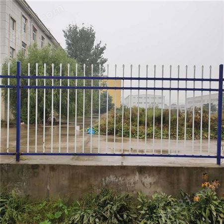 园林蓝白色铁管围挡 仁久围墙护栏厂家 定制度假村喷漆铁艺围栏